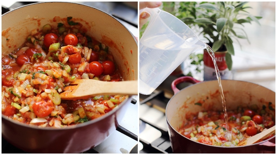 הוספת המים למרק עגבניות ופסטה 