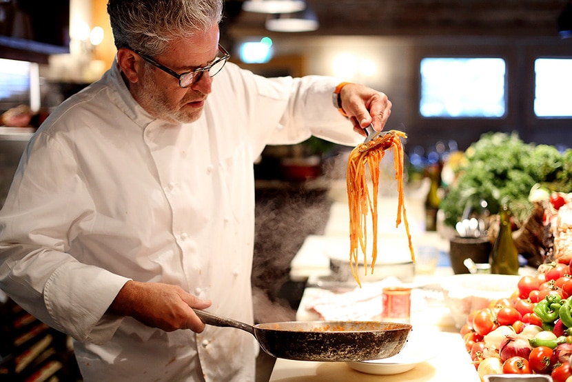 אייל שני בהכנת פסטה ברוטב עגבניות עם מוצרי מוטי